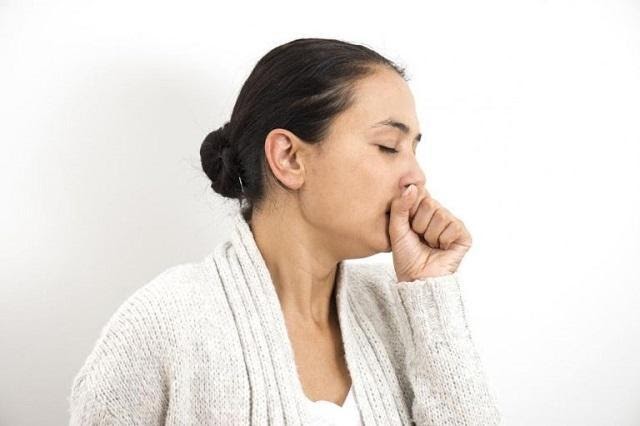 Một số dấu hiệu có thể nhận biết bệnh viêm phổi kẽ từ sớm như xuất hiện các cơn ho thường xuyên và kéo dài, hầu hết là ho khan.